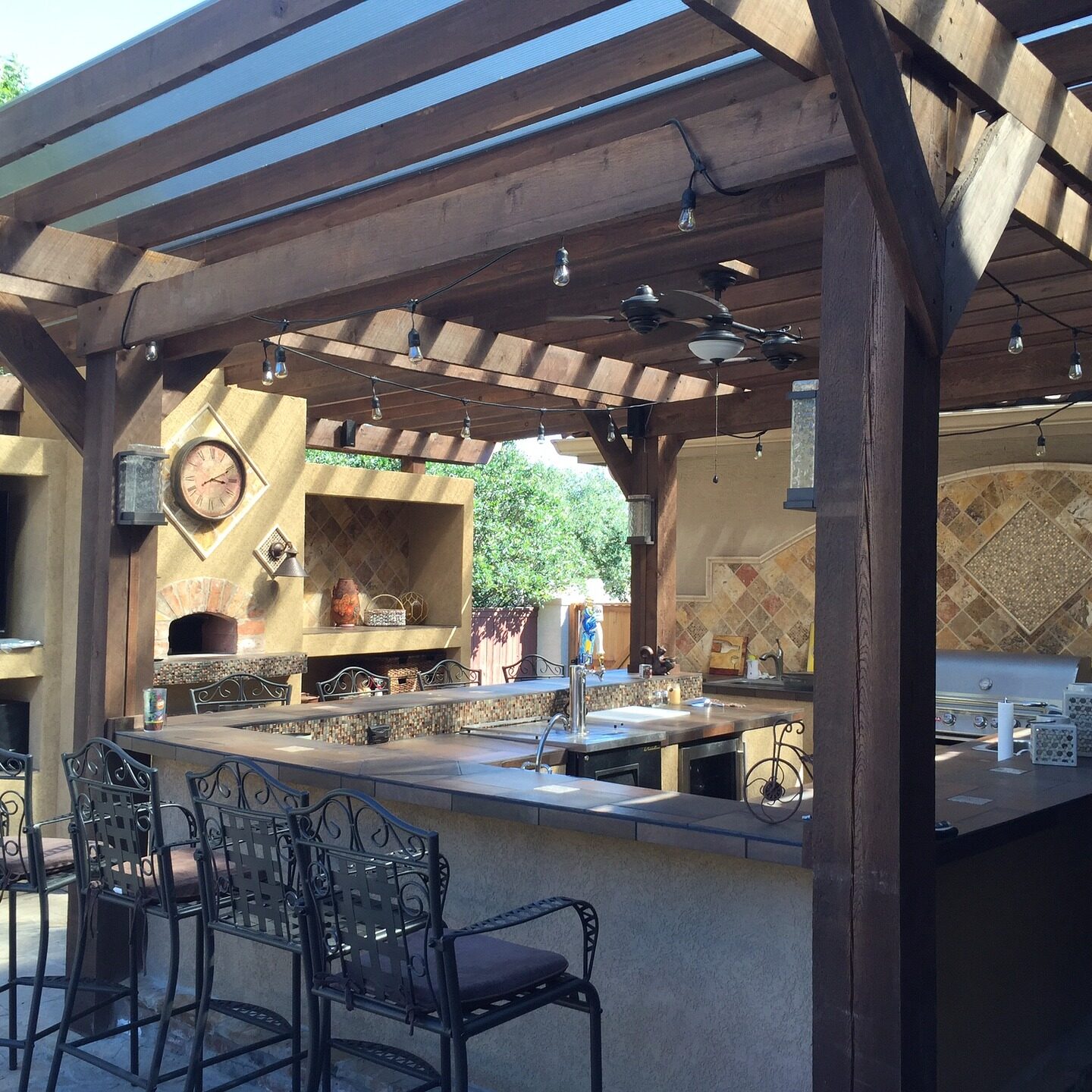 covered-patio-outdoor-bar=space